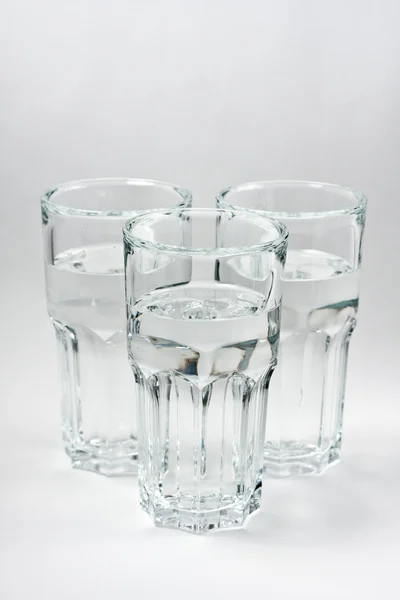 Склянка з водою на сірому — стокове фото
