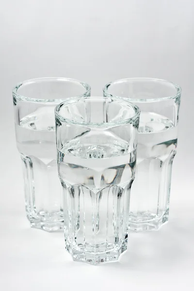 Glas mit Wasser auf grauem Hintergrund — Stockfoto