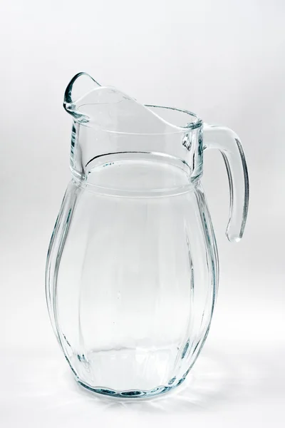 Glas mit Wasser auf Grau — Stockfoto