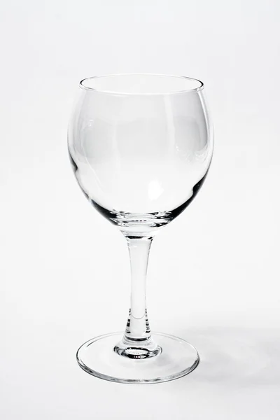 Un bicchiere vuoto isolato su un bianco — Foto Stock