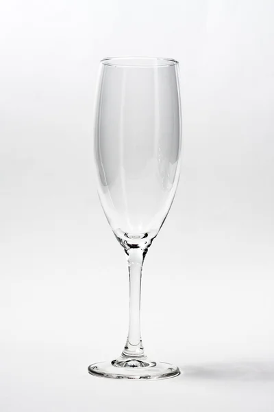 Одна порожня склянка ізольована на білому — стокове фото