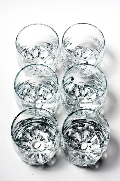 白で隔離される六つの空のグラス — ストック写真
