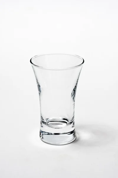 白で隔離される 1 つの空のグラス — ストック写真