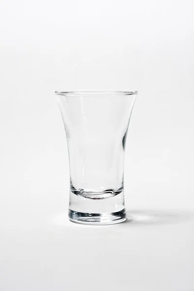 Een leeg glas geïsoleerd op een witte — Stockfoto