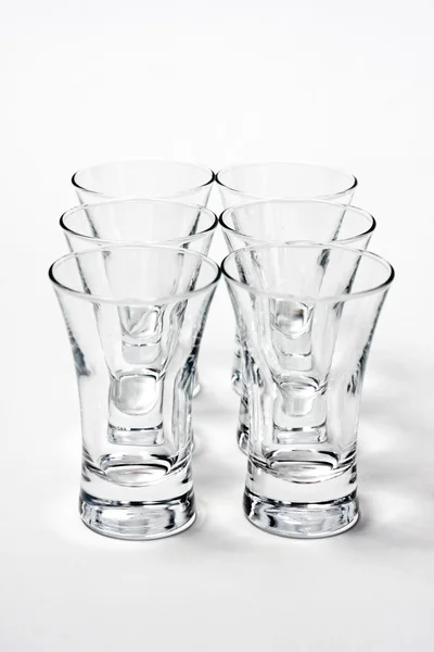 Шесть пустых стаканов, изолированных на белом — стоковое фото
