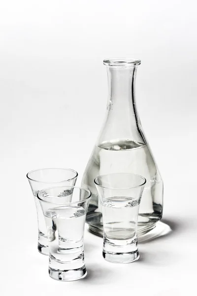 Decantador y vidrio aislados en un blanco — Foto de Stock