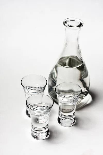 Acqua di vetro whith su grigio — Foto Stock