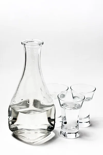 Glas mit Wasser auf Grau — Stockfoto
