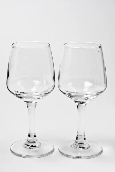 Due bicchieri vuoti isolati su bianco — Foto Stock