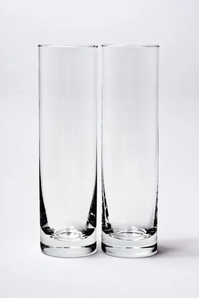 Deux verres vides isolés sur blanc — Photo