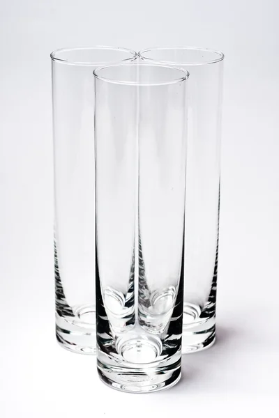 Три пустых стакана на белом — стоковое фото