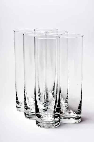 白で隔離される六つの空のグラス — ストック写真