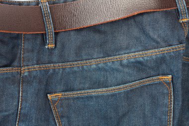 Mavi jeans ile eski kahverengi kemer