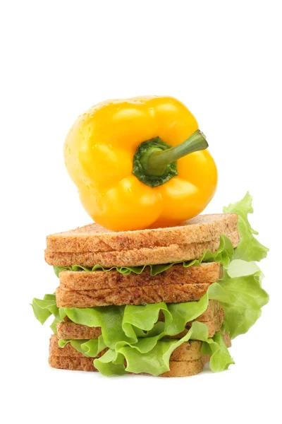 Groene salade, zoete paprica en geïsoleerd op wit brood — Stockfoto