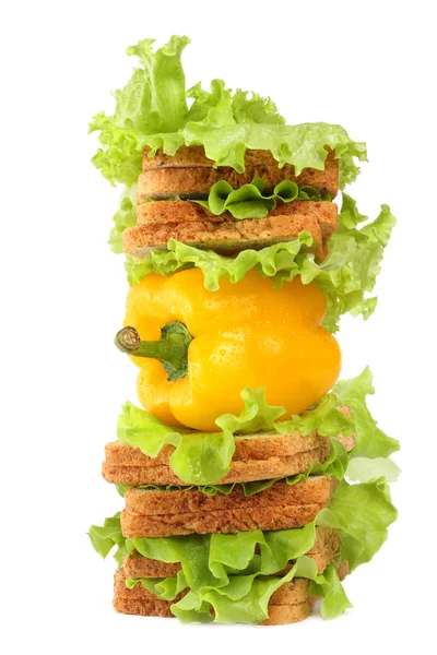 Groene salade, zoete paprica en geïsoleerd op wit brood — Stockfoto