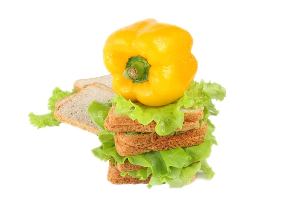 Salată verde, paprica dulce și pâine izolată pe alb — Fotografie, imagine de stoc
