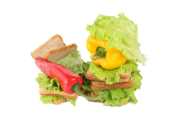 グリーン サラダ、甘いパプリカ、白で隔離されるパン — ストック写真