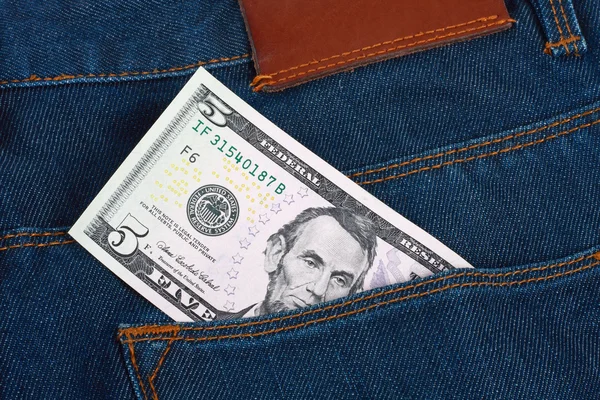 Geld in der Hosentasche Blue Jeans — Stockfoto
