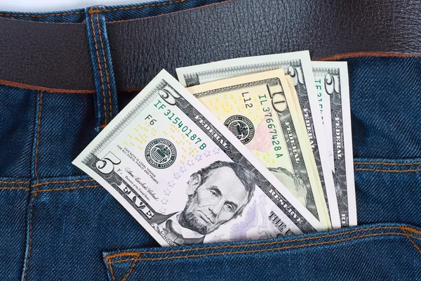 Geld in der Hosentasche Blue Jeans — Stockfoto