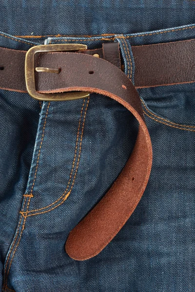Mavi jeans ile eski kahverengi kemer — Stok fotoğraf