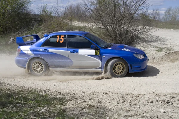 Blaues Rallye-Auto auf Schotterpiste — Stockfoto