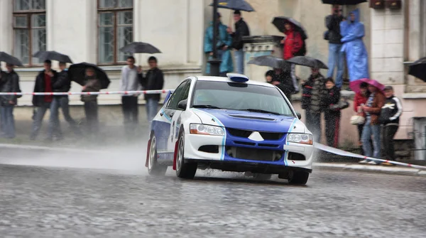 Carreras de rally blanco y azul en carretera mojada — Foto de Stock