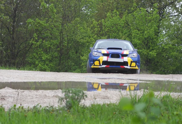 Modrá závodní rally auto na mokré silnici — Stock fotografie