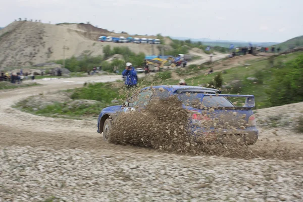 Albastru curse raliu masina pe drum pietriș umed — Fotografie, imagine de stoc