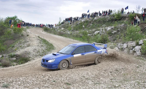 Blue racing rally auto op natte onverharde weg — Stockfoto