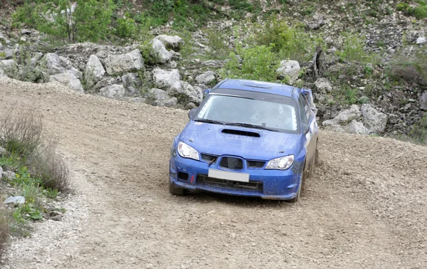 Azul de carreras de coches de rally en carretera de grava húmeda —  Fotos de Stock