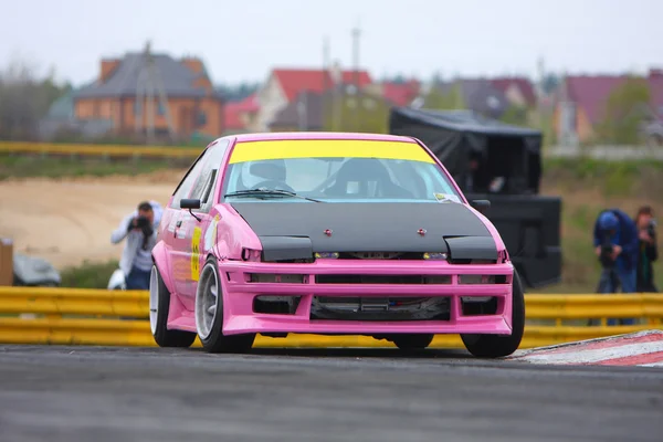 Roze race drift auto op weg — Stockfoto
