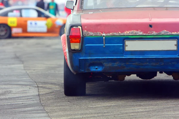 Racing bil drifting på spåret — Stockfoto