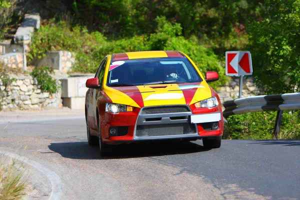 Kırmızı ve sarı araba yolda — Stok fotoğraf