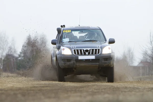 Offroad car on the road — Stock Photo, Image