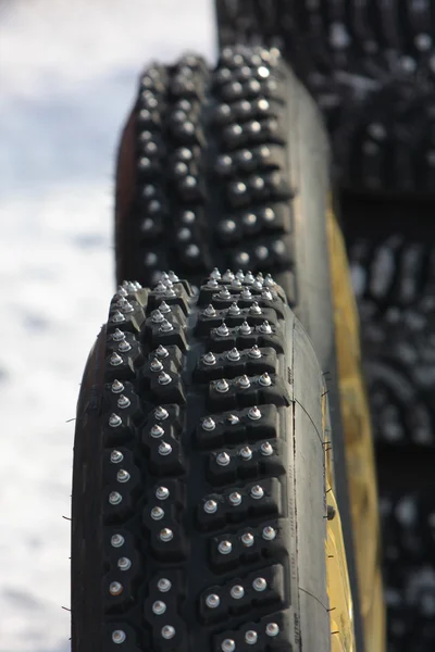 Gebrauchte, schmutzige Reifen für Schneerennen — Stockfoto