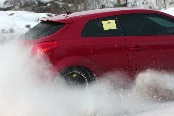 Rotes Rallye-Auto auf winterlicher Rennstrecke — Stockfoto
