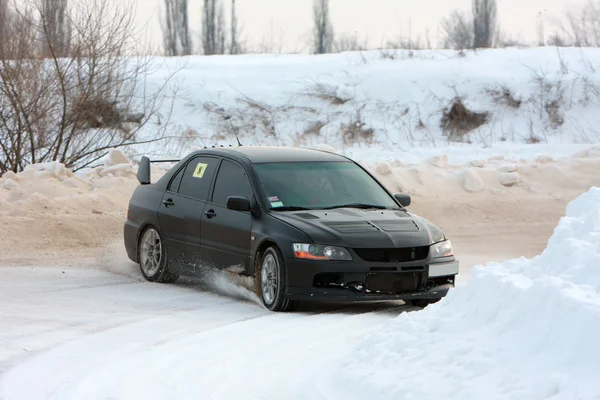 Schwarzes Rallye-Auto auf winterlicher Rennstrecke — Stockfoto