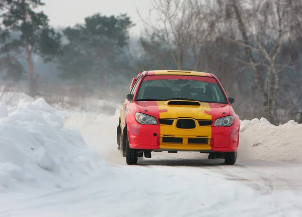 Czerwone i żółte rajd samochodowy na śniegu — Zdjęcie stockowe
