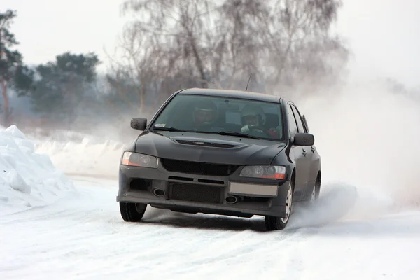 Czarny rajd samochodowy na zimowy tor wyścigowy — Zdjęcie stockowe