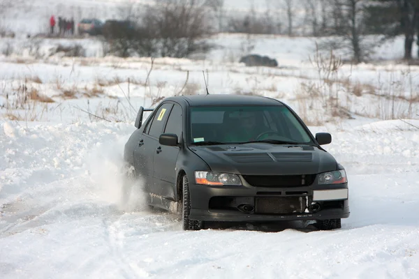 Černá rally auto na zimní závodní dráze — Stock fotografie