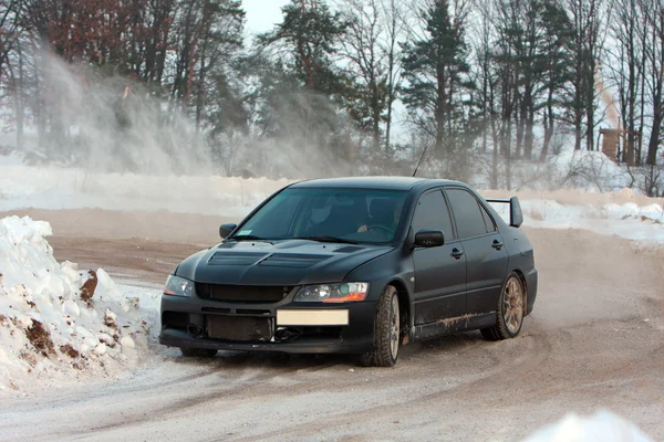 Fekete rally autó a téli versenypálya — Stock Fotó