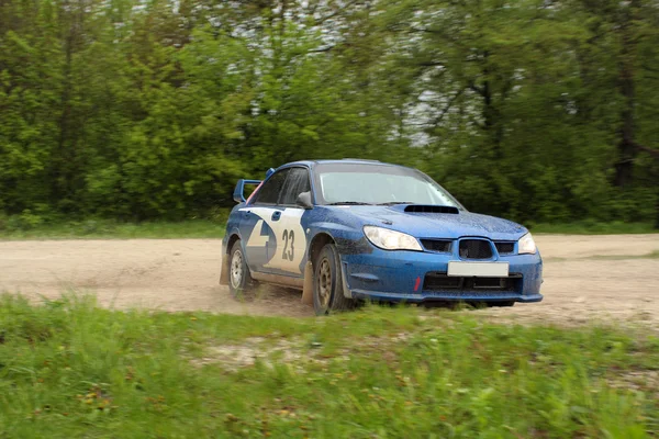Voiture de course bleue en compétition de rallye — Photo