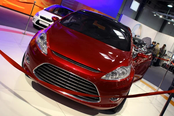 kırmızı araba yeni sergi