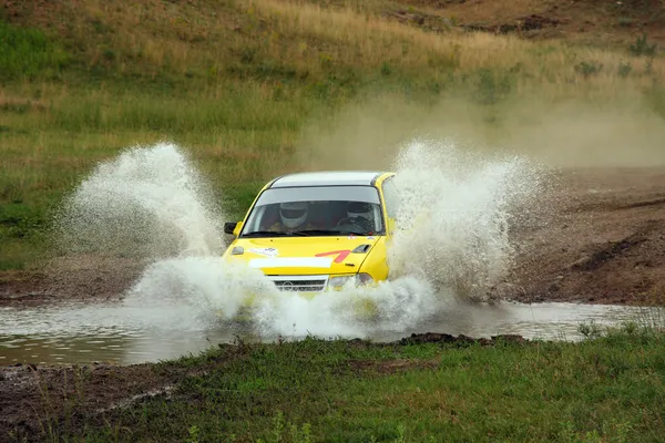 Sárga rally autó és a víz csobbanás — Stock Fotó