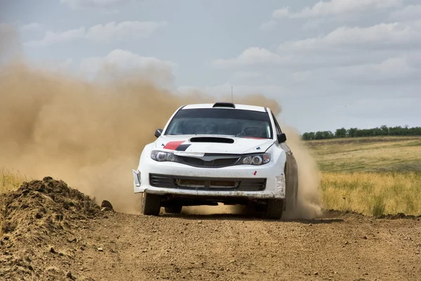 Witte Dirt Race Auto auf der Straße — Stockfoto