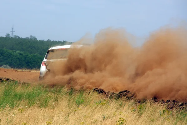 Wite 먼지도로에 자동차를 경주 — 스톡 사진