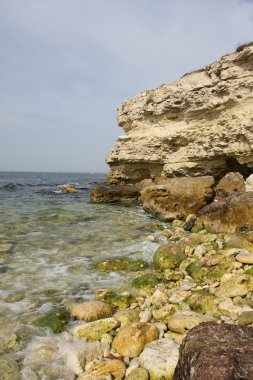 sahil şeridi, kayalar ve yaz aylarında deniz