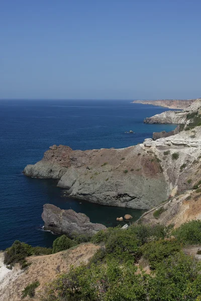Línea de costa, rocas y mar en verano — Foto de Stock