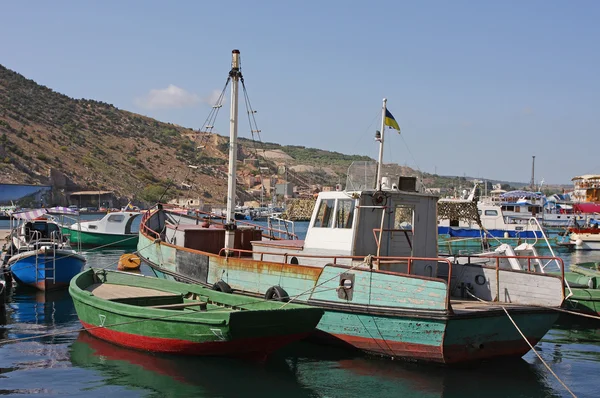 Altes kleines Boot am Hafen — Stockfoto