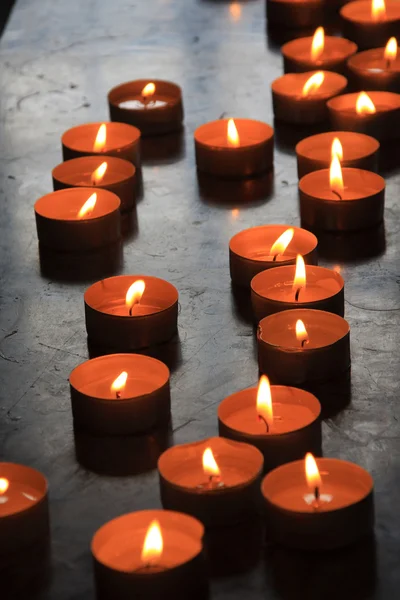Rode kaarsen op donker — Stockfoto
